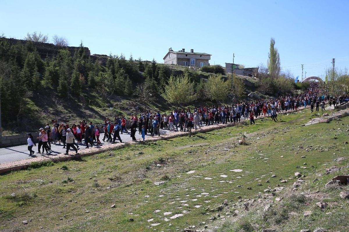 Büyükşehir\'in Sağlıklı Yaşam Yürüyüşü\'ne 3 Bin Kişi Katıldı