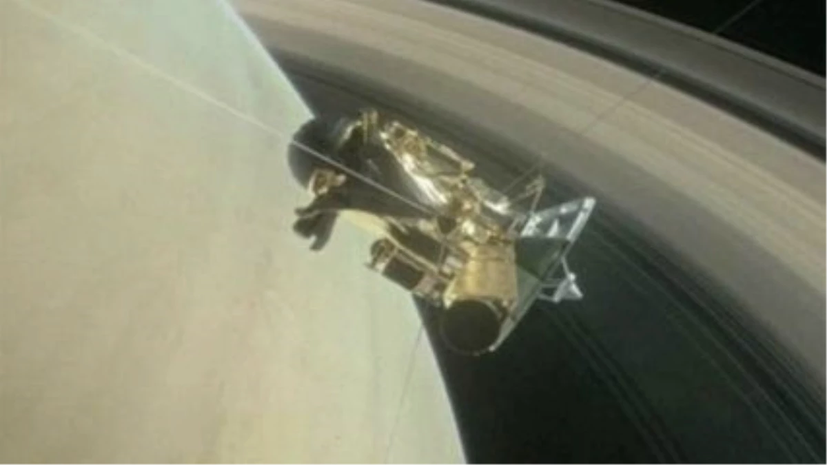 Cassini Uzay Aracı Satürn ve Halkaları Arasından İlk Geçişini Yaptı