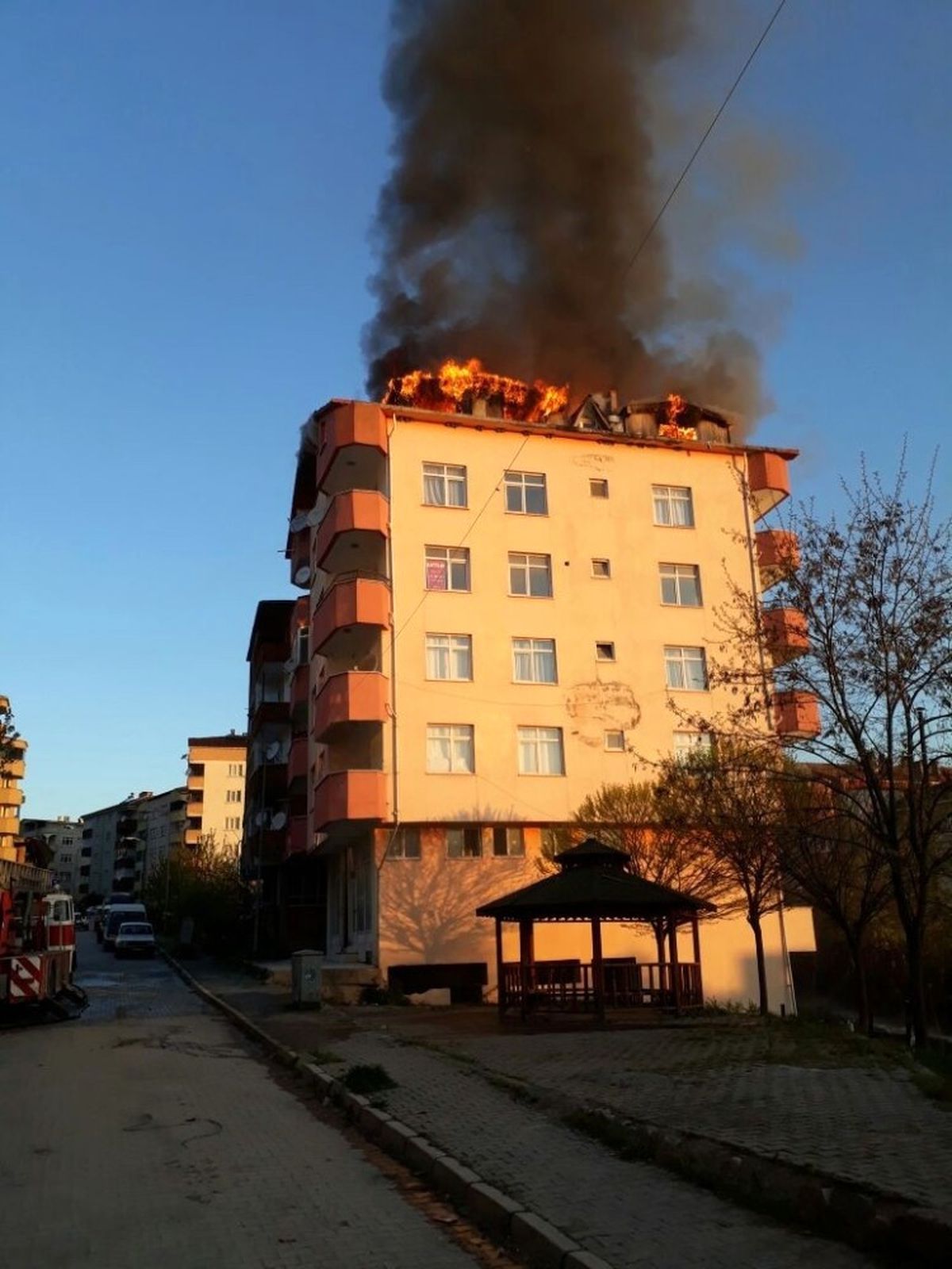 Çatalzeytin\'de Apartmanın Çatısı Yandı