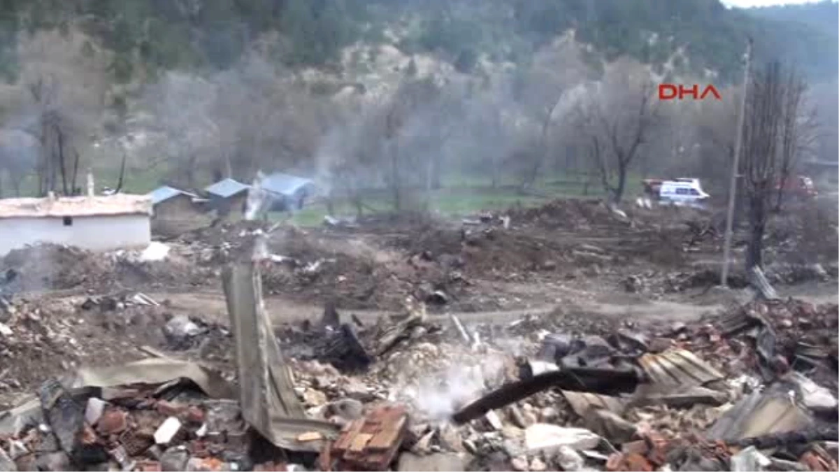 Çorum\'da Köy Yangını: 50 Ev Yandı