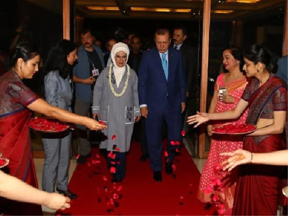 Hindistan\'da Cumhurbaşkanı Erdoğan\'ın Yoluna Gül Yaprakları Döktüler