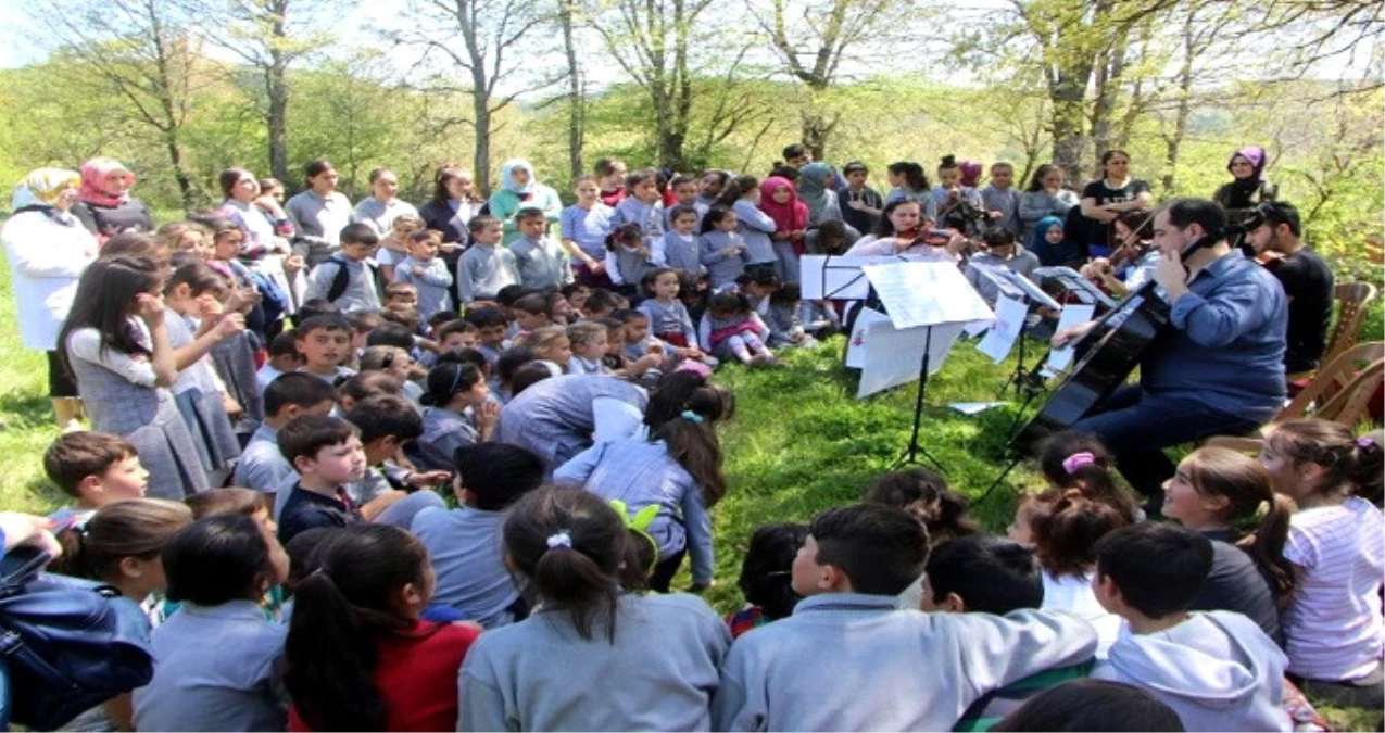 Dağda Orkestra Kurup Köy Çocuklarına Konser Verdiler