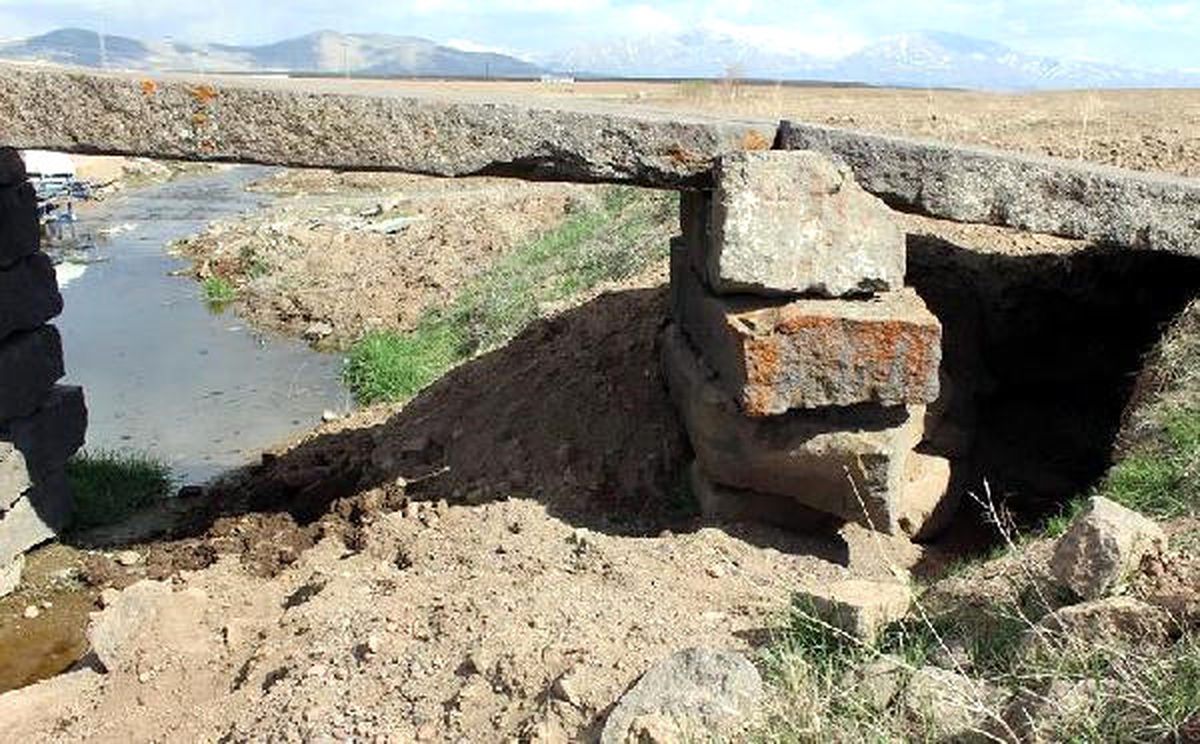 Define Avcıları Asırlık Köprünün Çevresini Kazdı