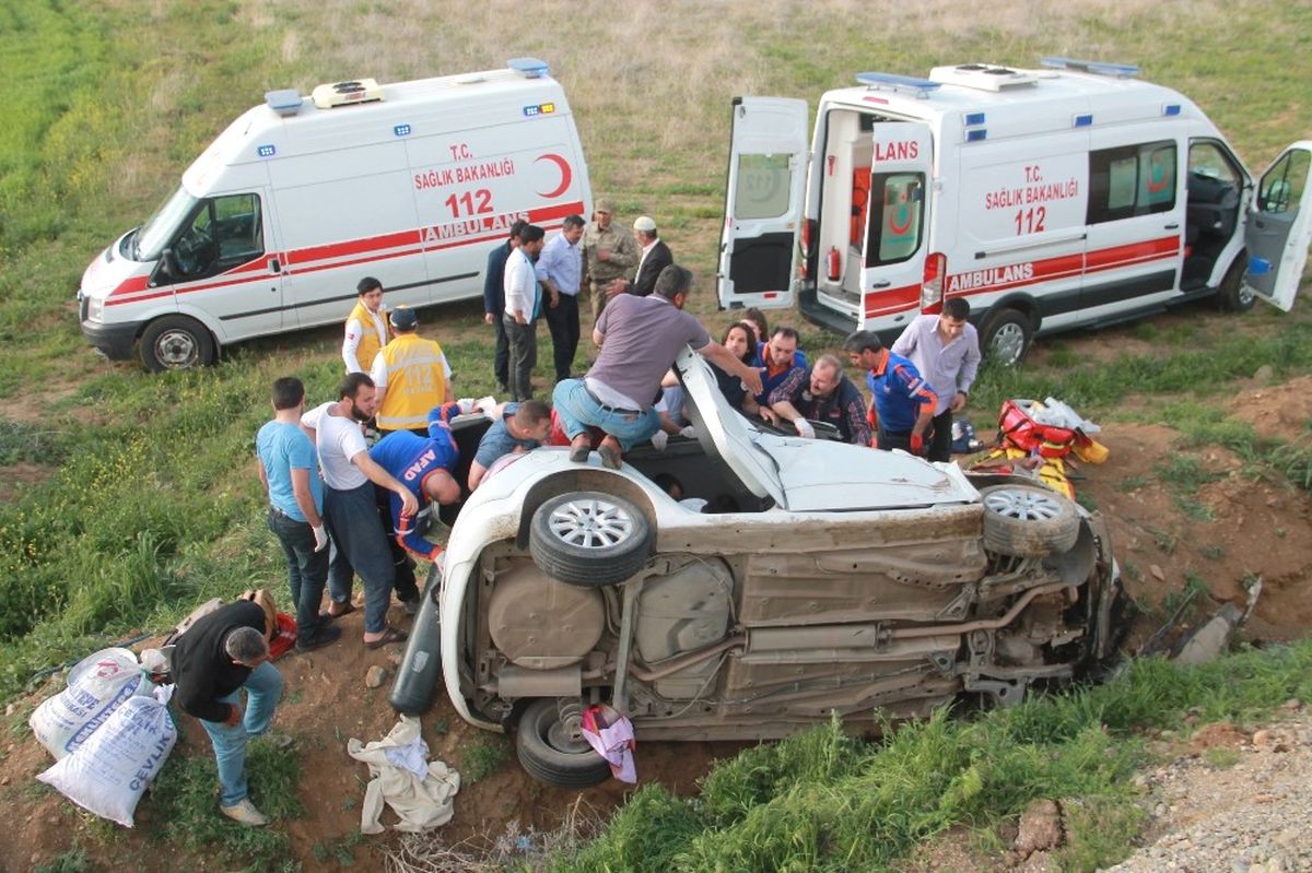 Elazığ\'da Otomobil Şarampole Uçtu: 2 Ölü, 3 Yaralı