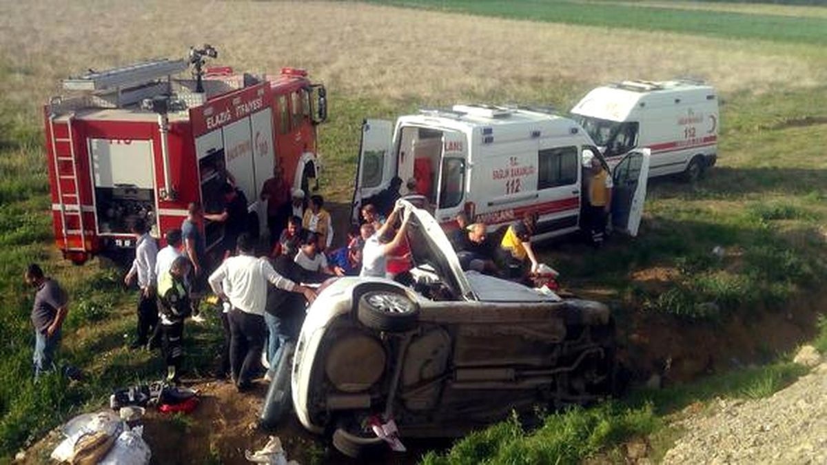Elazığ\'da Trafik Kazası: 2 Ölü, 3 Yaralı