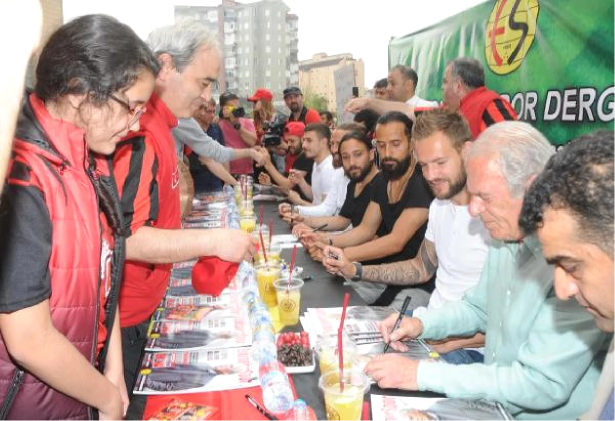 Eskişehirspor Teknik Direktörü Mustafa Denizli ile Futbolcular İmza Gününde
