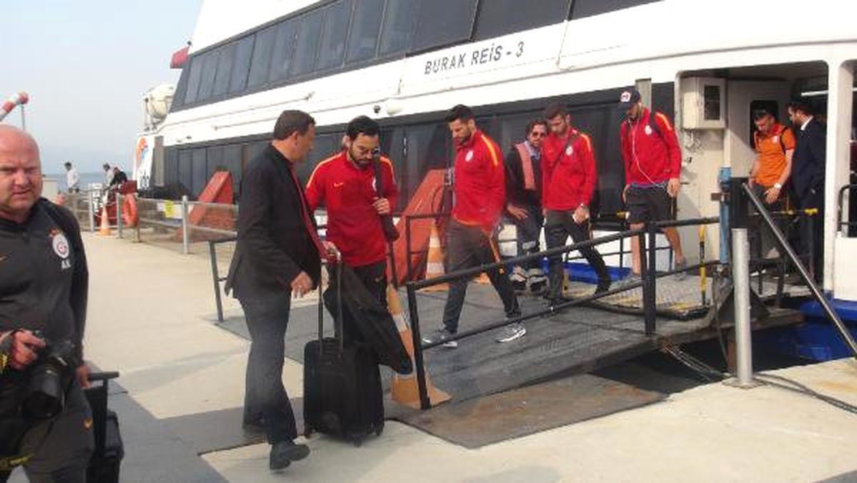 Galatasaray Kafilesi Bursa\'ya Geldi