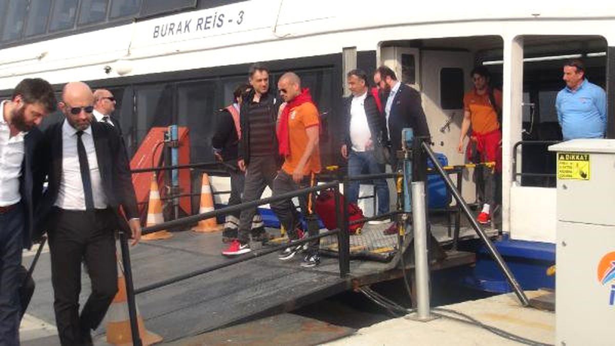 Galatasaray Kafilesi Bursa\'ya Geldi