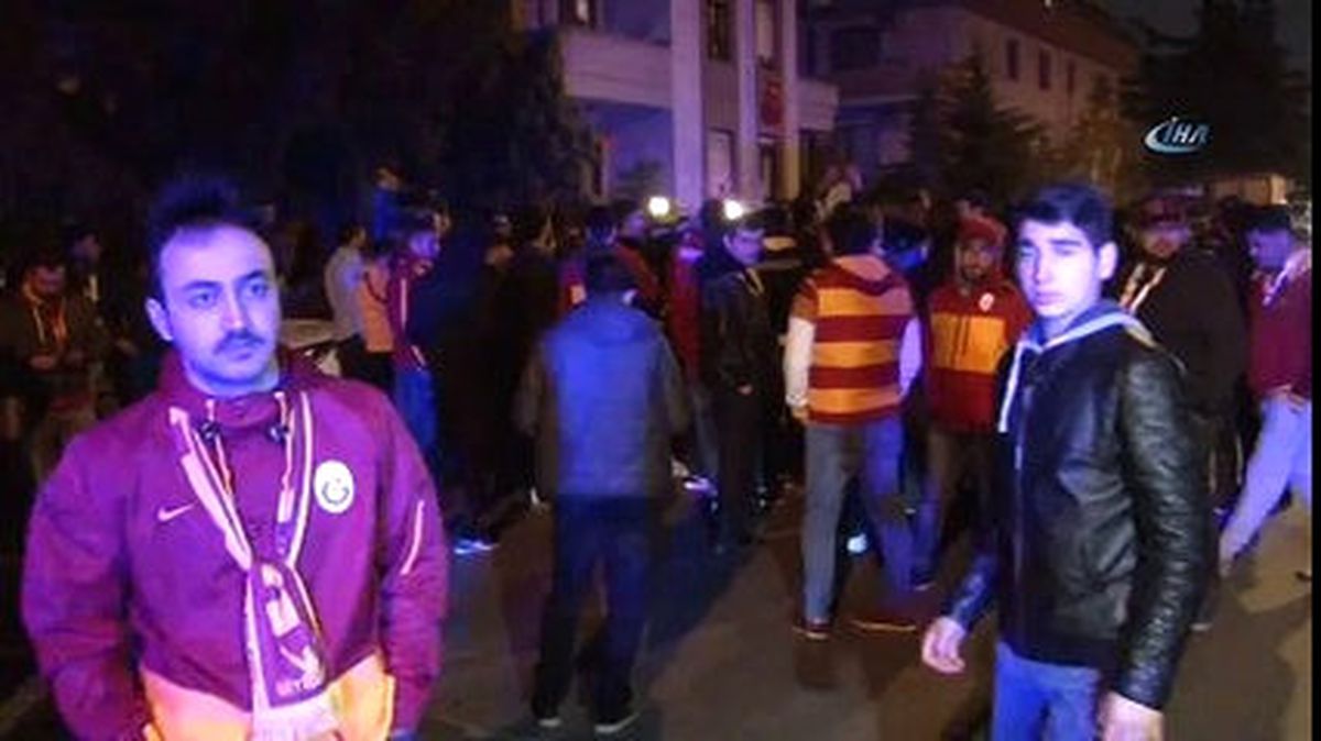 Galatasaraylı Taraftarlar Yönetimi Protesto Etti