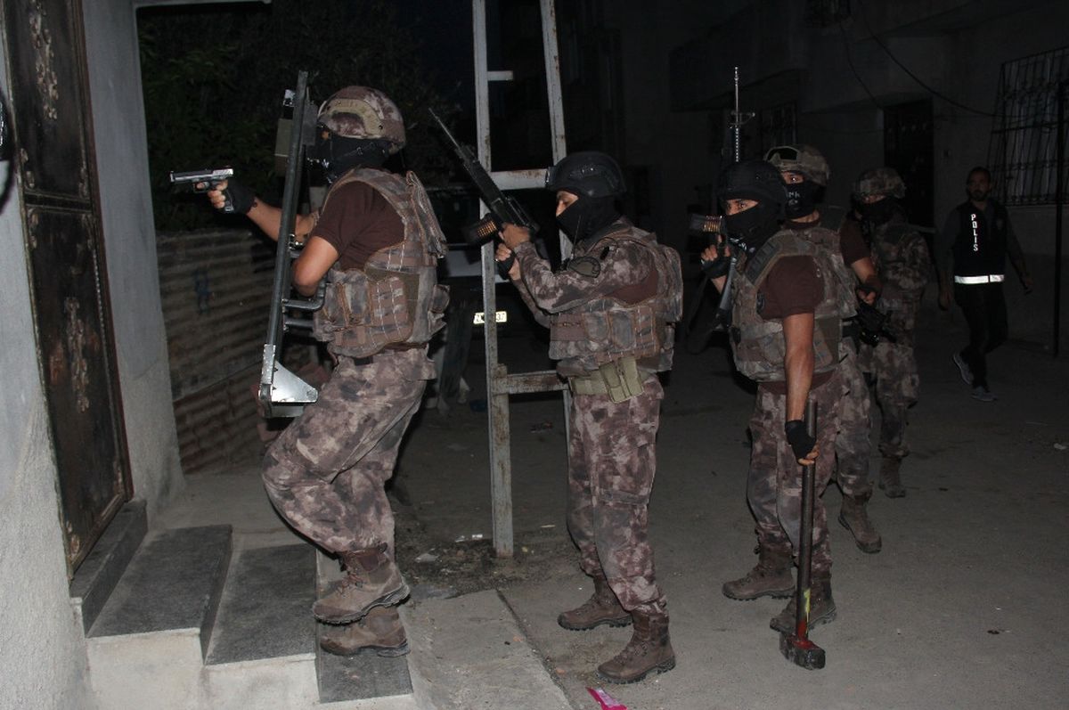 Izmir\'de 1 Mayıs Öncesi Operasyon: 6 Gözaltı