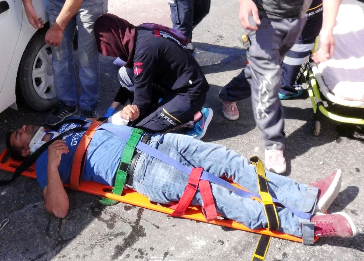 Kamyonet ile Otomobil Çarpıştı: 2 Yaralı
