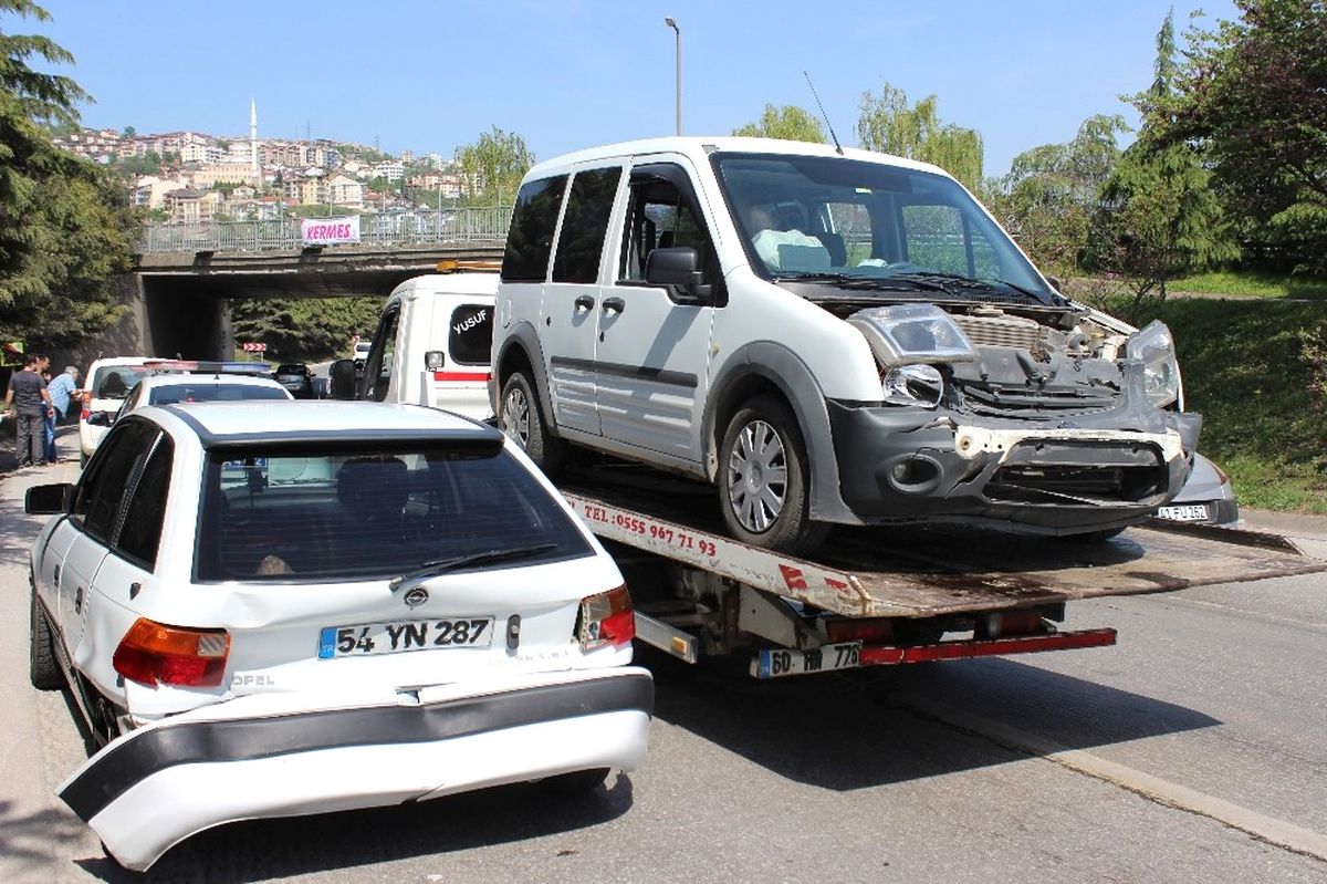Kocaeli\'de 4 Araç Birbirine Girdi