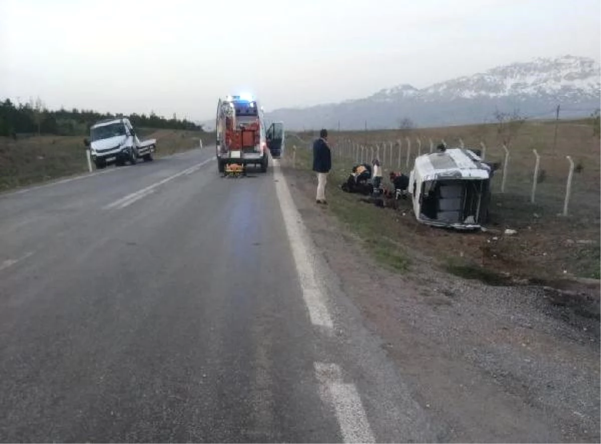 Konya\'da Minibüs Şarampole Devrildi: 19 Yaralı