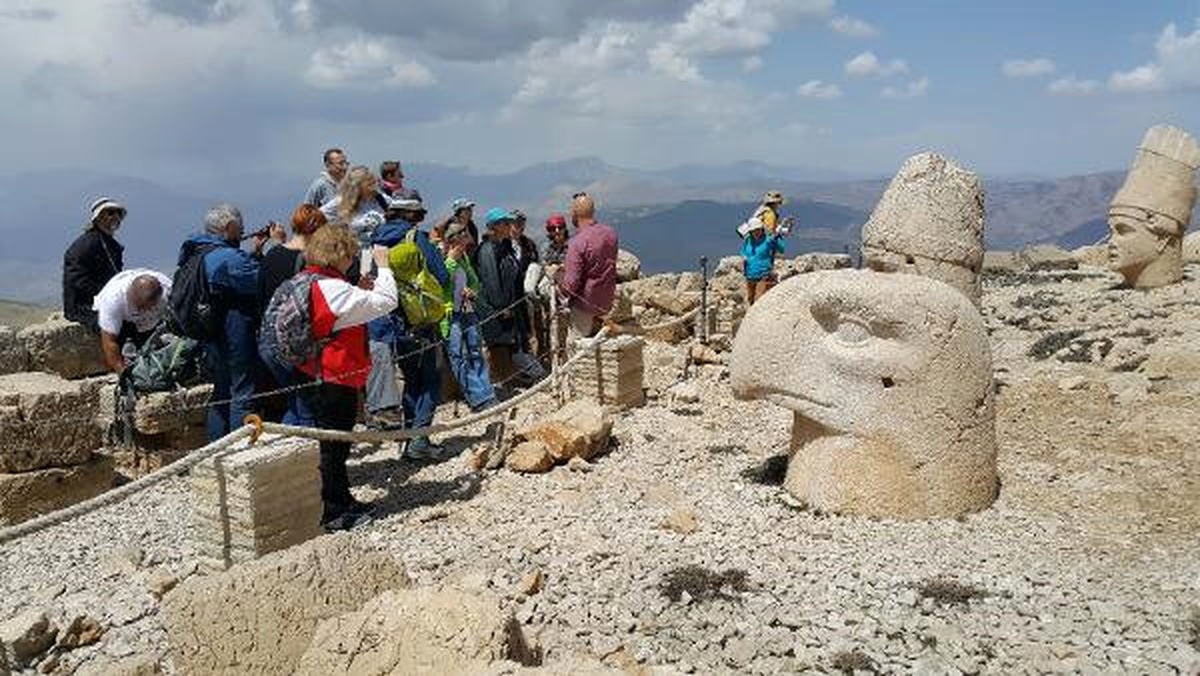 Nemrut Dağı\'nda Sezon Açıldı, İlk Yabancı Kafile İsrailliler Oldu