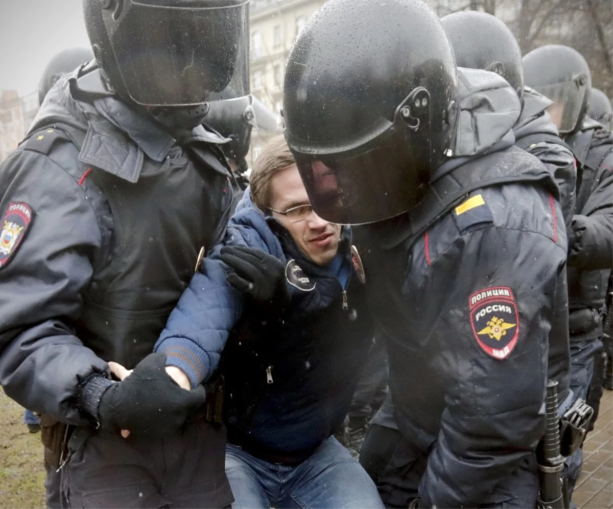 Putin Karşıtı Gösterilerde Yüzlerce Gözaltı