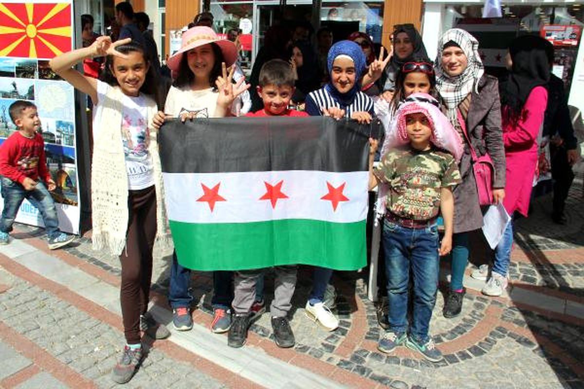 Suriyeli Çocuklar, Şiirle 3 Dilde Barış İstedi