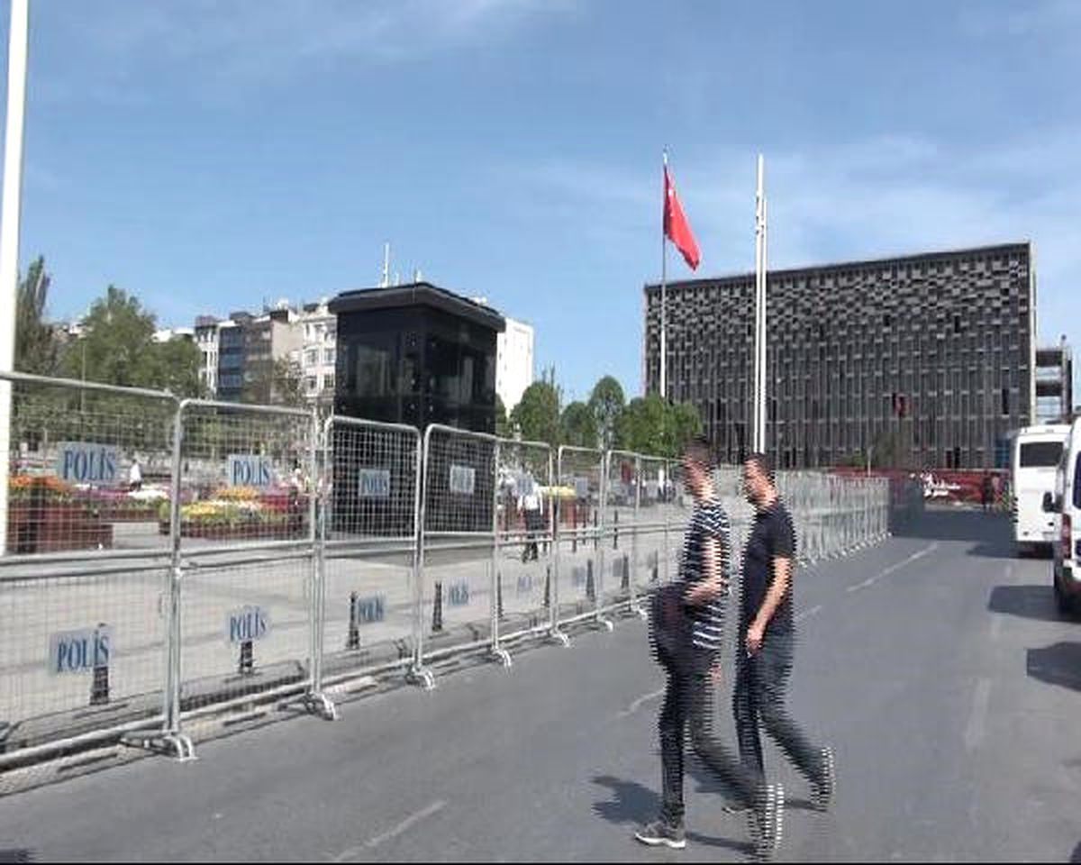 Taksim Meydanı Bariyerlerle Kapatıldı