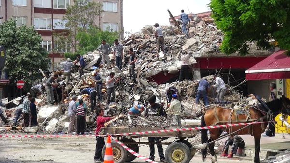 Yıkılan Binadan Çıkan Hurda Demir Ekmek Kapıları Oldu