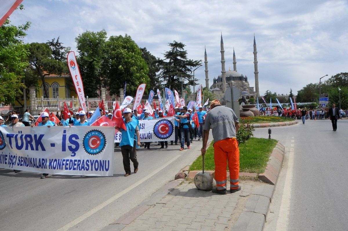 1 Mayıs\'ı Süpürgesiyle Karşıladı