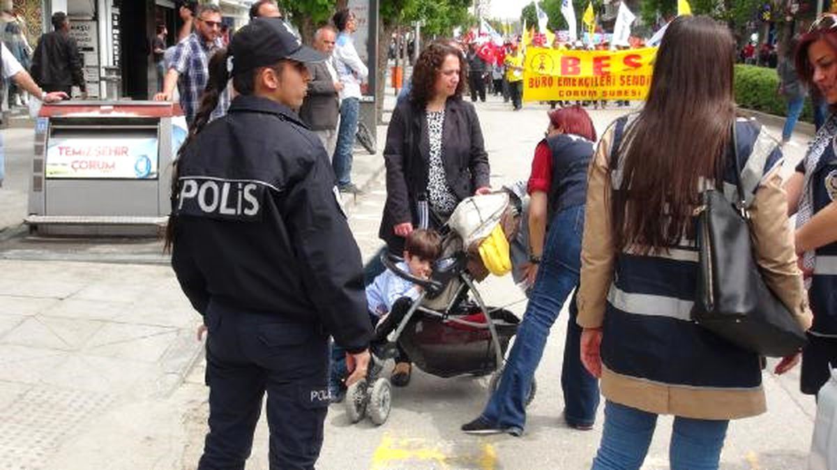 1 Mayıs Kutlamalarında Polis Bebek Arabalarını Bile Aradı (Yeniden)