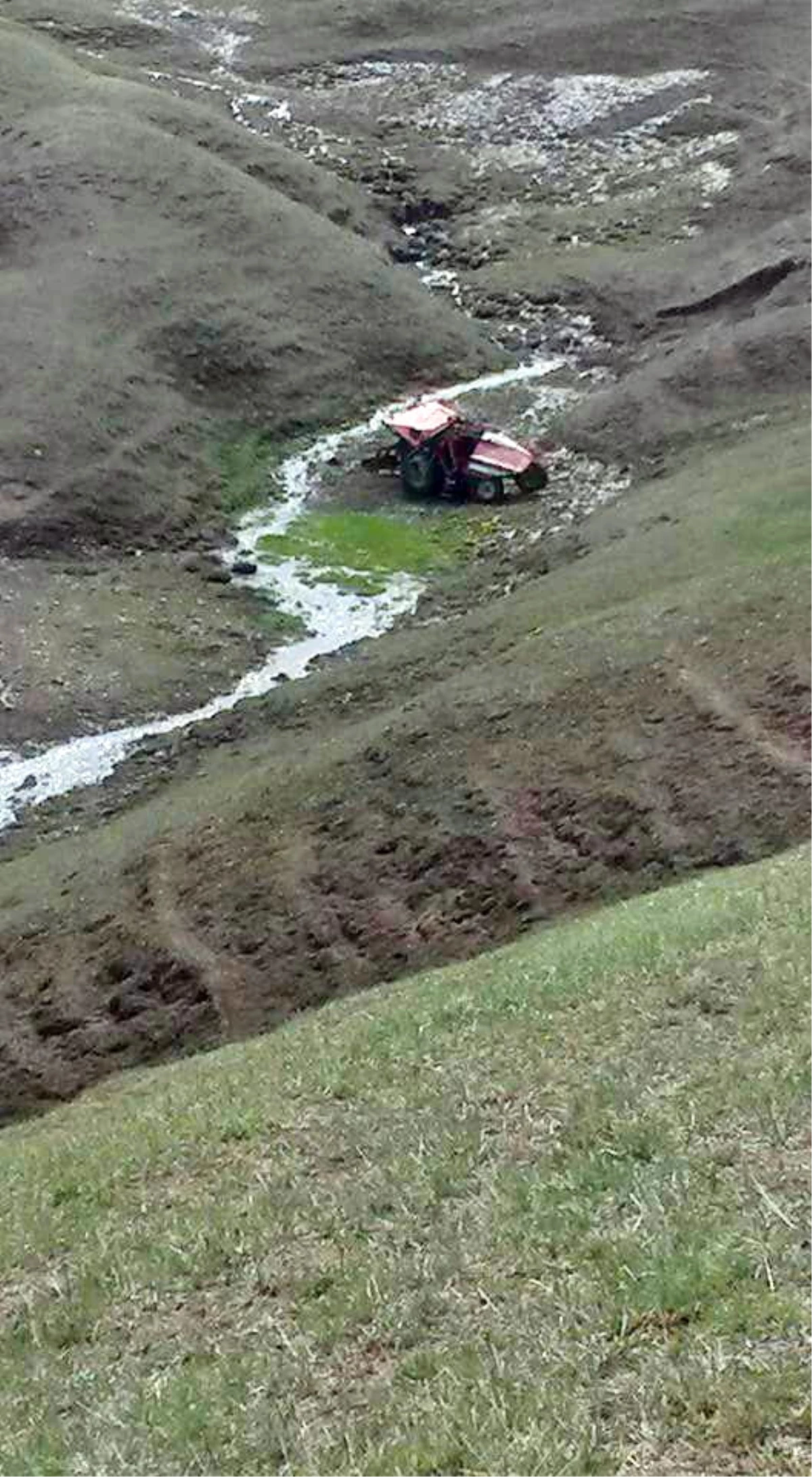 Ağrı\'da Traktör Uçuruma Yuvarlandı: 2 Yaralı