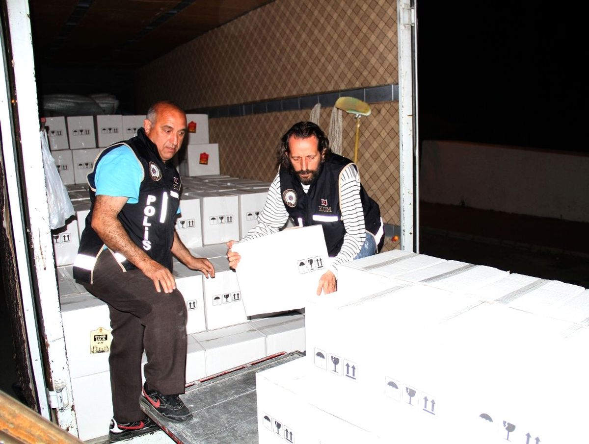 Antalya\'da 15 Bin Şişe Kaçak ve Bandrolsüz İçki Ele Geçirildi