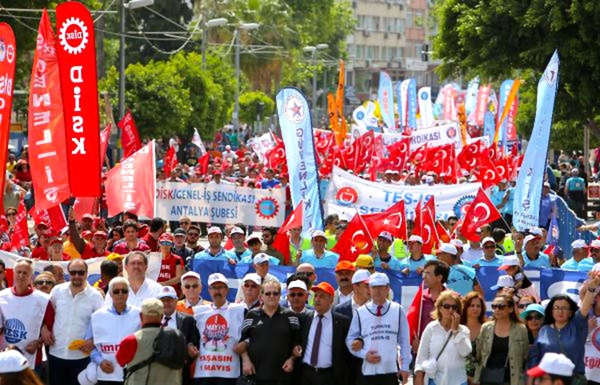 Antalya\'da Şölen Havasında 1 Mayıs Kutlaması