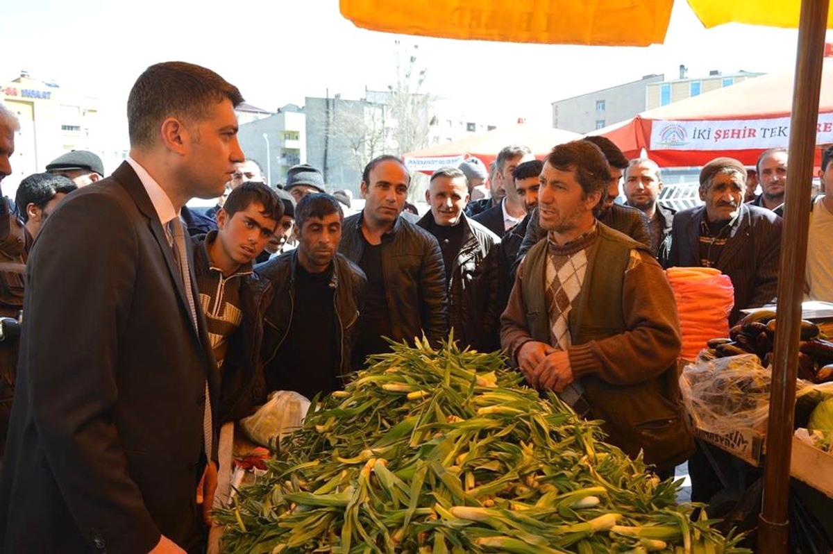 Başkan Vekili Akhan\'dan Pazar Esnafına Ziyaret