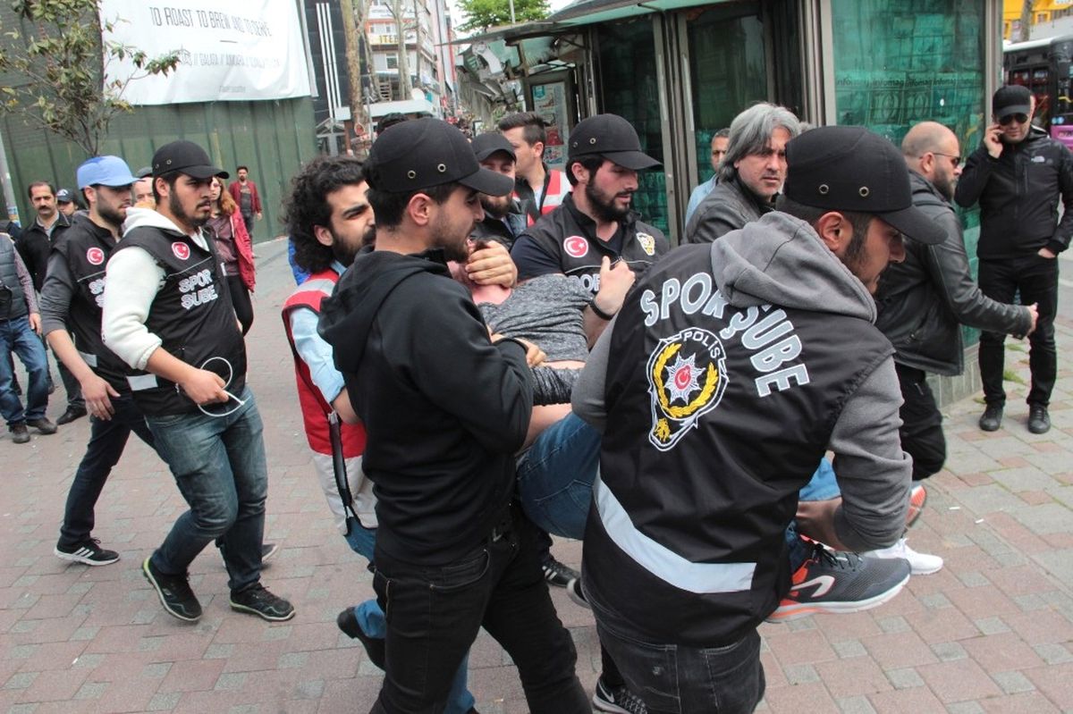 Beşiktaş\'ta Oturma Eylemi Yapan Gruba Polis Müdahalesi