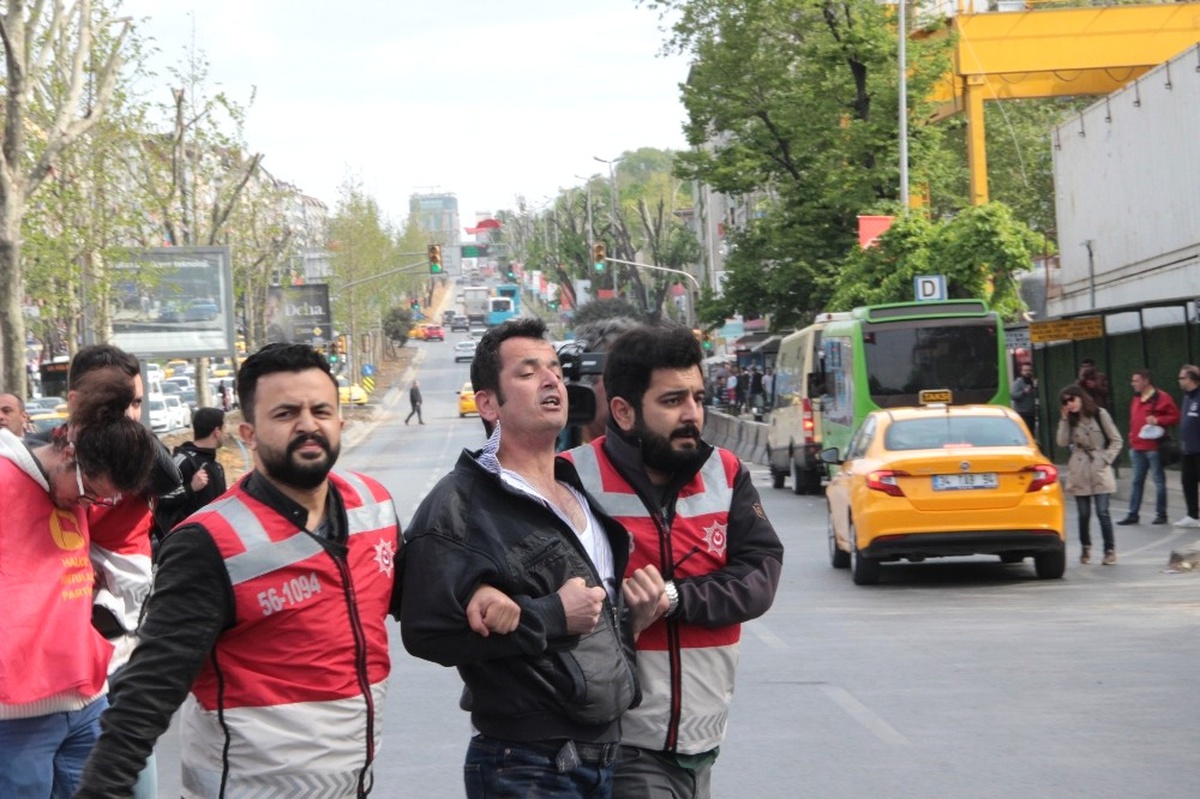 Beşiktaş\'tan Taksim\'e Yürümek İsteyen Gruba Müdahale
