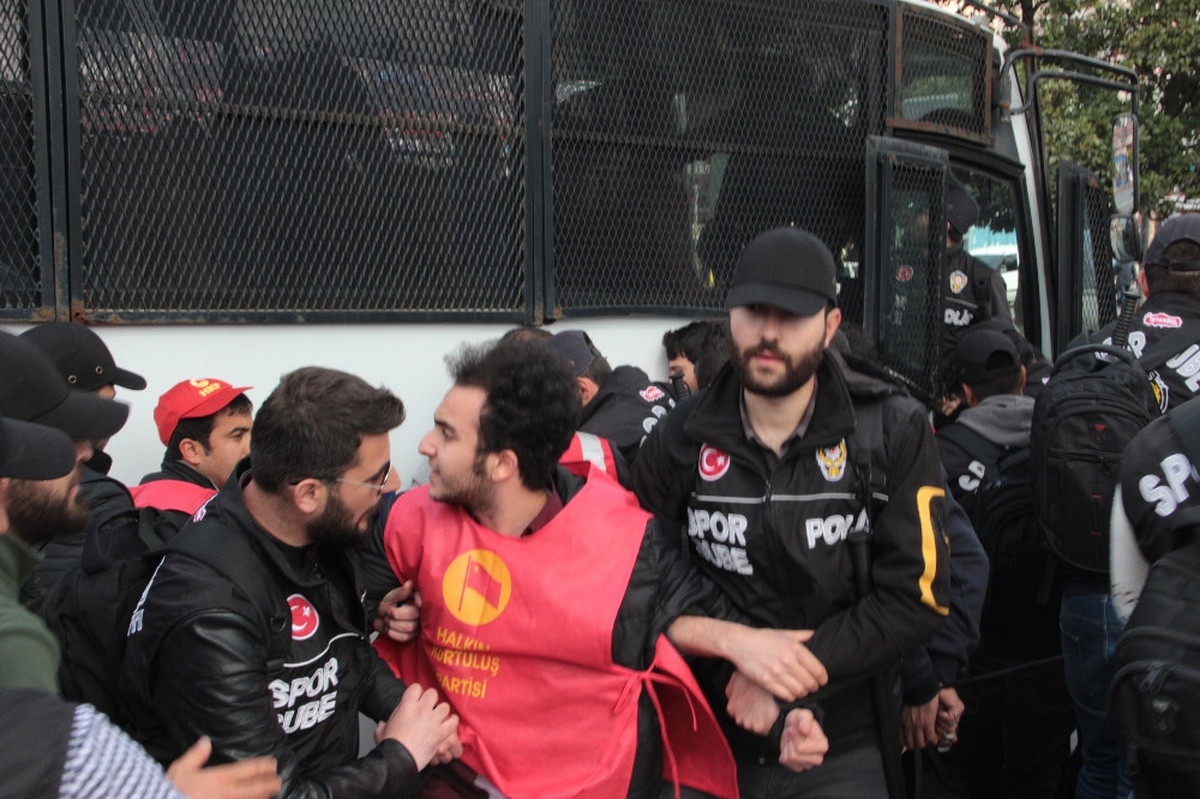 Beşiktaş\'tan Taksim\'e Yürümek Isteyen Gruba Müdahale