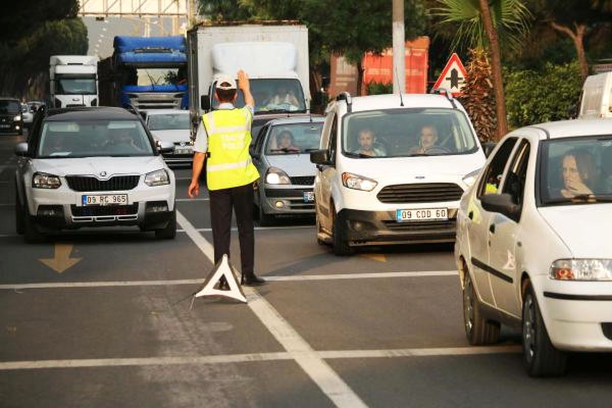 Beton Mikserindeki Beton Yola Döküldü, Trafik Kilitlendi