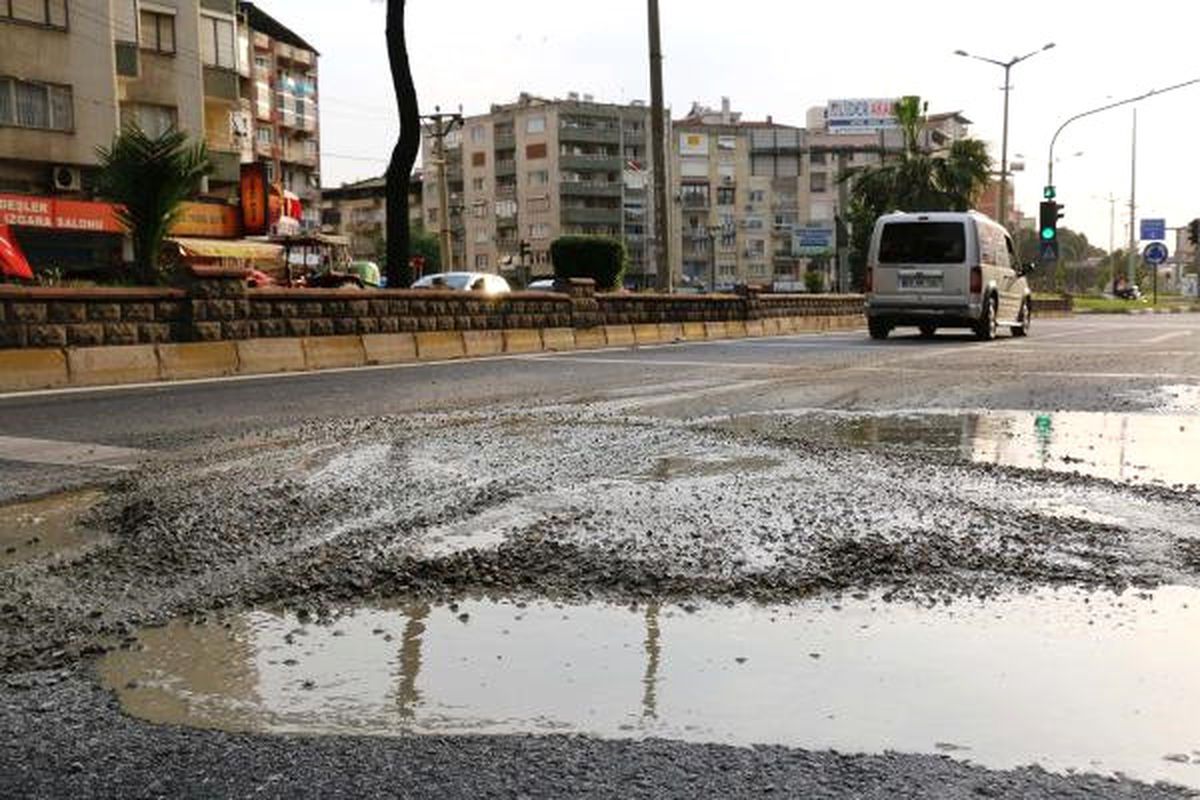Beton Mikserindeki Beton Yola Döküldü, Trafik Kilitlendi