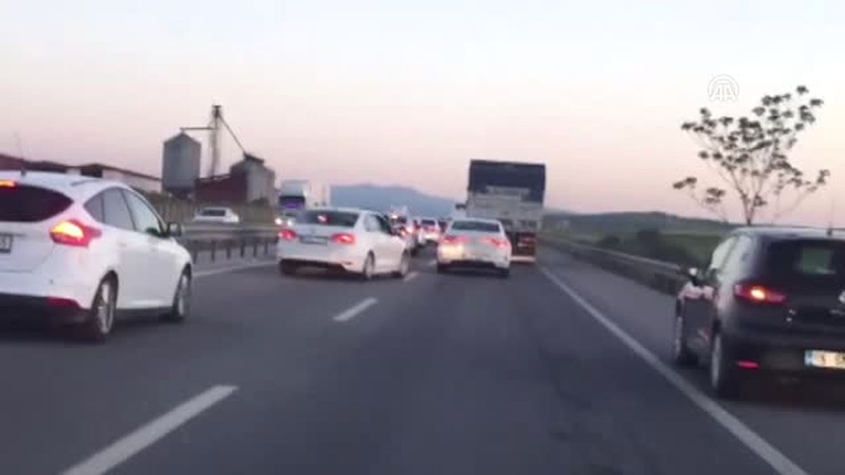 Bursa-İzmir Karayolunda Tatil Dönüşü Trafik Yoğunluğu