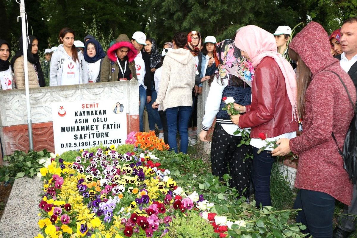Derikli Öğrencilerden Şehit Kaymakam Safitürk\'ün Mezarına Ziyaret