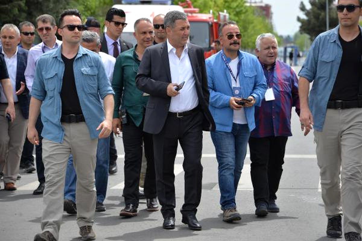 Diyarbakır\'da Olağanüstü Önlemler Altında 1 Mayıs Kutlaması