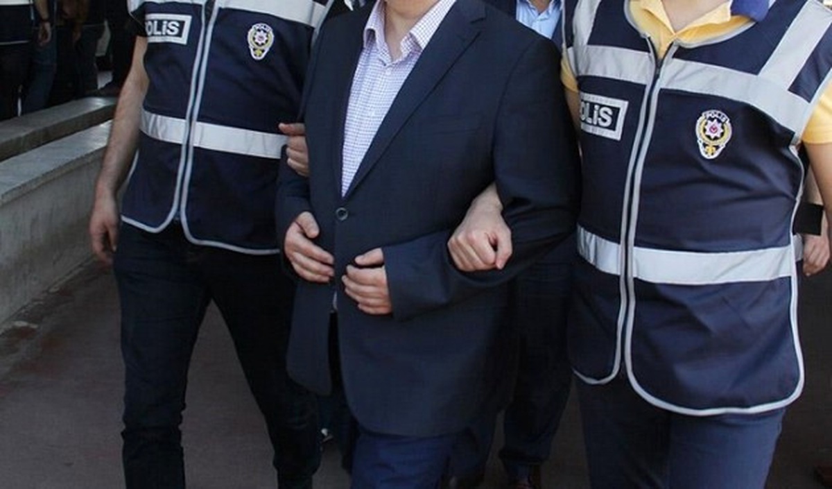 Dü\'de 16 Akademisyen Gözaltına Alındı