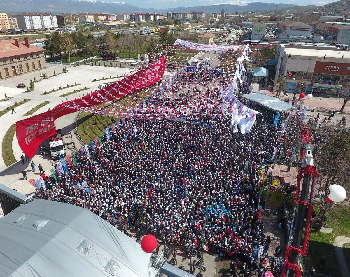 Erzurum\'da 1 Mayıs Coşkusu Havadan Görüntülendi