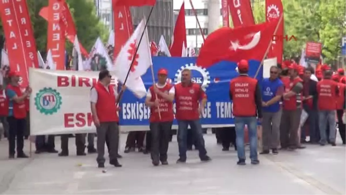 Eskişehir\'de Iki Ayrı Alanda 1 Mayıs Kutlaması