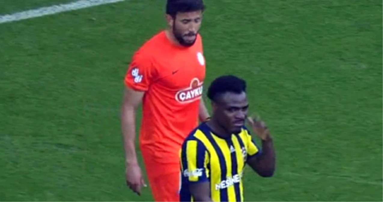 Fenerbahçeli Emenike, Iraklı Futbolcuya "Kokuyorsun" İşareti Yaptı