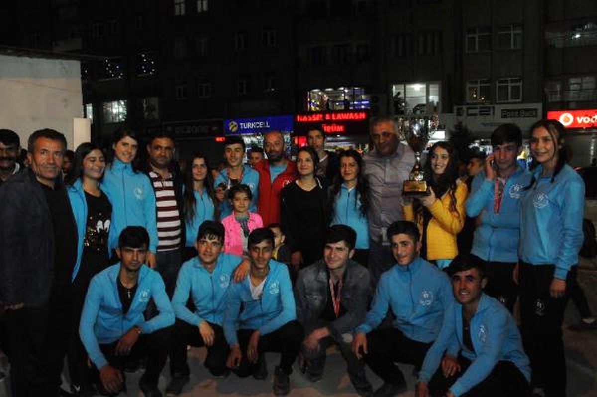 Hakkari\'de Şampiyon Folklor Ekibine Davul-zurnalı Karşılama