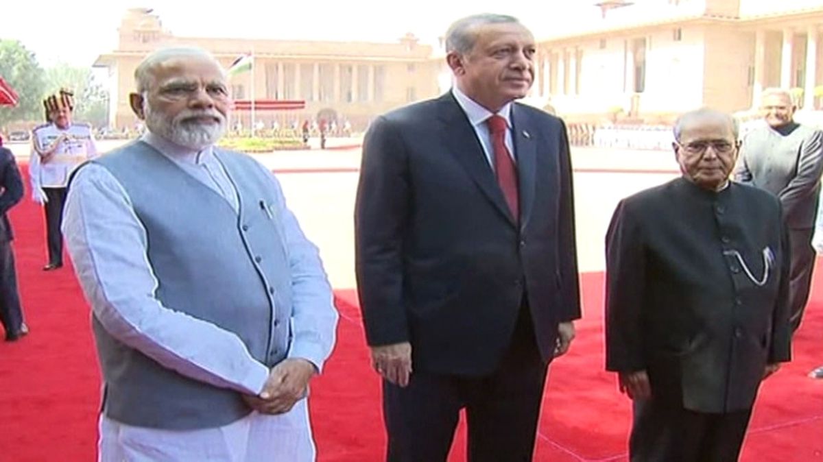 Hindistan\'da Resmi Törenle Karşılandı