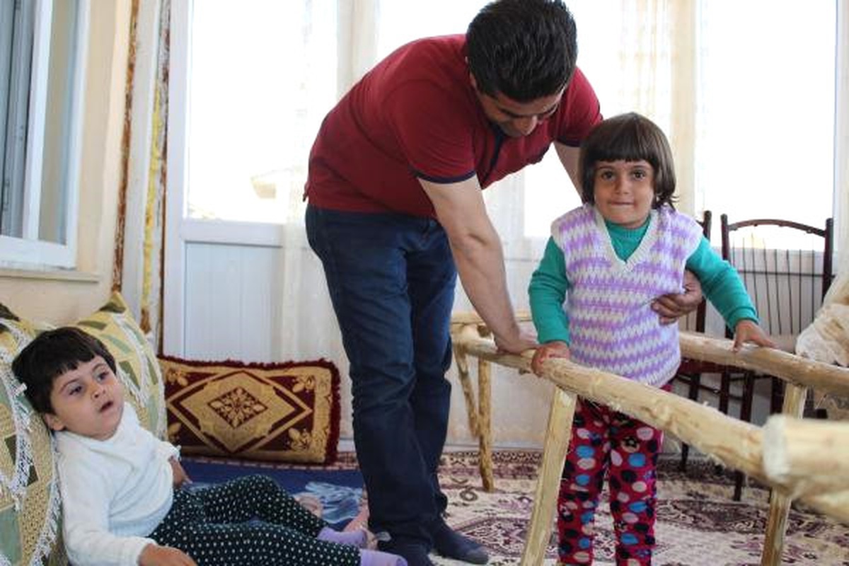 İki Kızının Konuşup, Yürümesini İstiyor