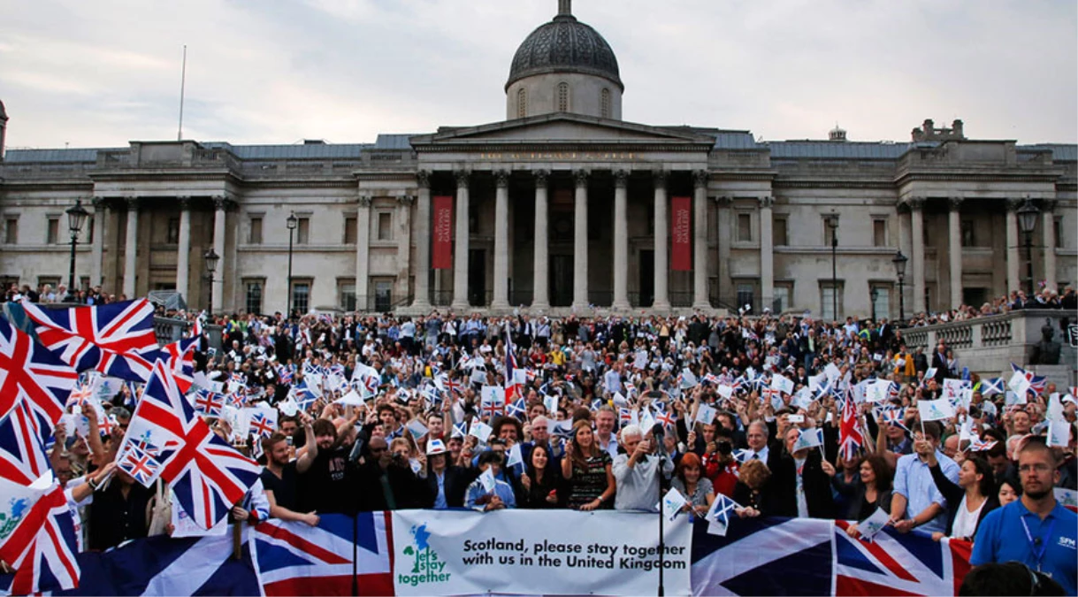 İngiltere\'deki 1 Mayıs Kutlamalarında Binlerce Kişi Trafalgar Meydanı\'na Yürüdü