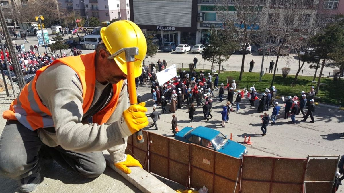 Inşaat Işçileri 1 Mayıs\'ta da Görevlerinin Başında
