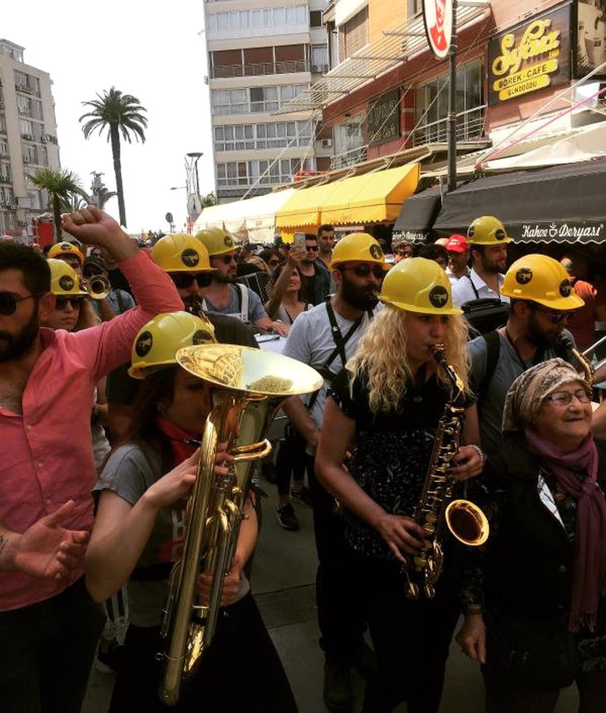 İzmir\'deki 1 Mayıs Kutlamaları Coşkulu Başladı (4)