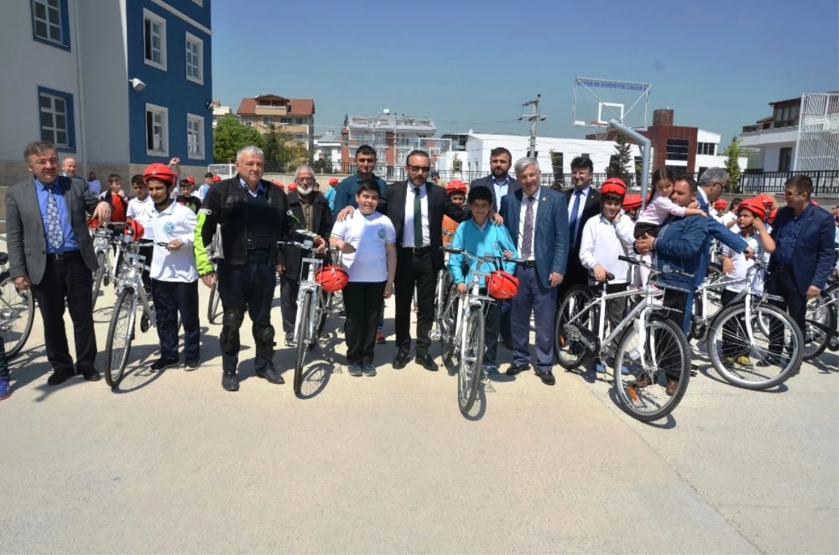 İzmit Belediyesi Bisiklet Dağıtmaya Devam Ediyor
