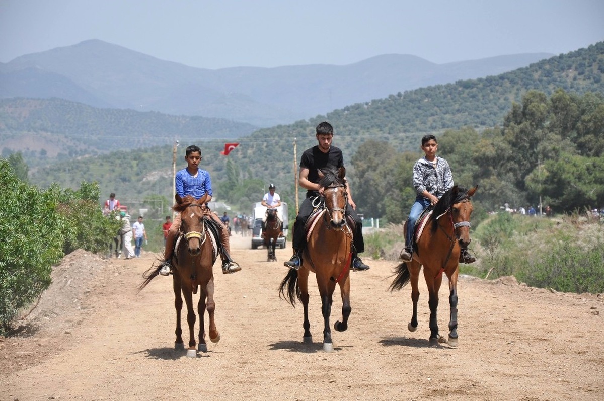 Köşk\'te 3. Geleneksel Rahvan At Yarışları Renkli Geçti