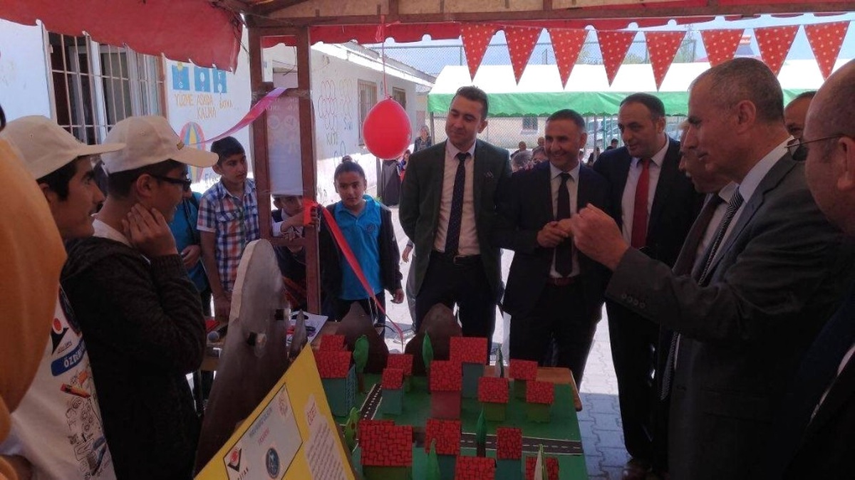 Köy Okulunda 4006 Tübitak Fuarı