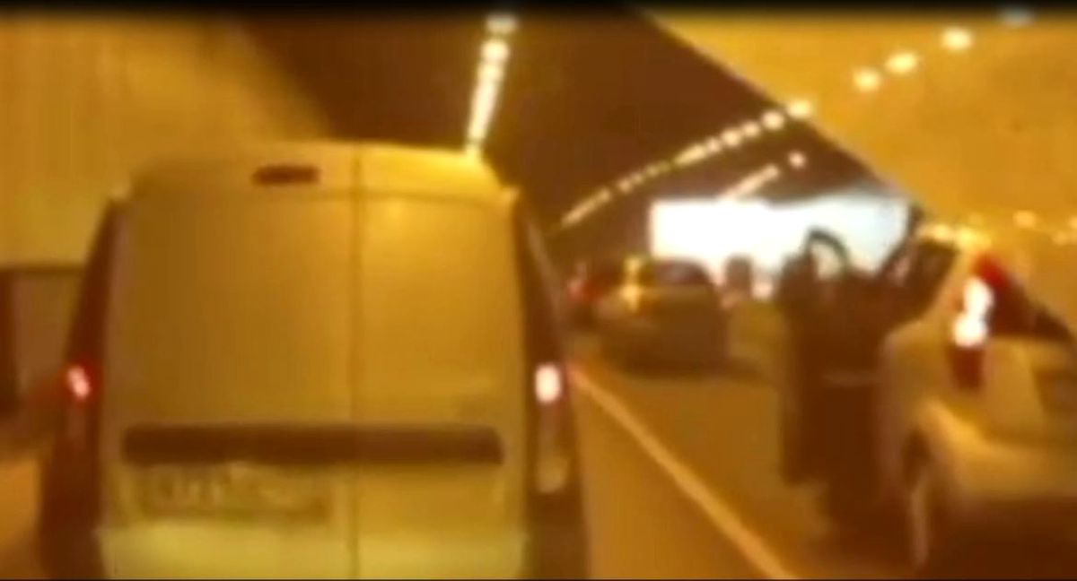 Rusya'da Kadın Sürücü Kullandığı Arabanın Altında Kaldı